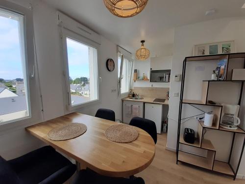 une salle à manger avec une table et une cuisine dans l'établissement Studio calme 20m² à 500 mètres de la plage/ centre, à Saint-Pierre-Quiberon