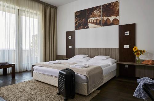 Säng eller sängar i ett rum på Henye Vendégház