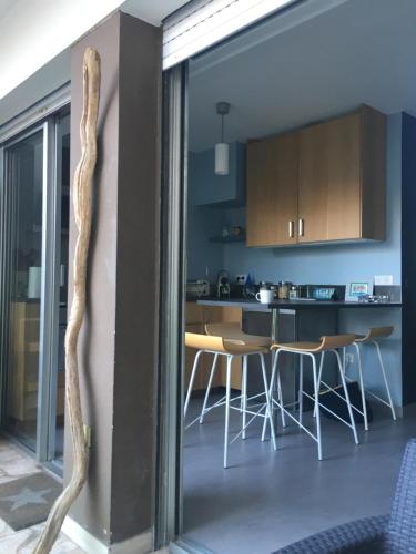 une cuisine avec une table et des chaises dans une pièce dans l'établissement Le Studio Central Park, à Cannes