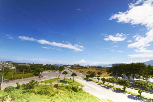 a view of a city street with a blue sky at Locking B&B台東民宿 in Taitung City