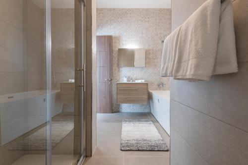 Kylpyhuone majoituspaikassa StayMela Apartments - Birkirkara