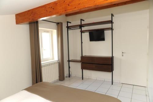 a bedroom with a bunk bed and a tv at A la Suite du Jardin de l'Isle in Vienne