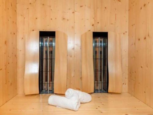 een kamer met twee ramen en twee handdoeken op de vloer bij Beim Schutzbichler in Reit im Winkl