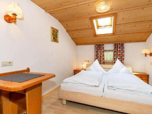 een slaapkamer met een bed en een bureau in een kamer bij Beim Schutzbichler in Reit im Winkl