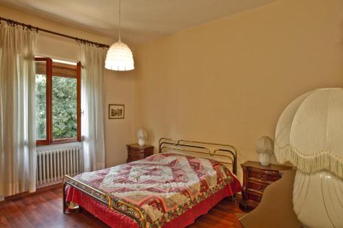 フィレンツェにあるResidenza Rugginiのベッドルーム(ベッド1台、窓付)