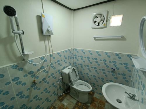 a bathroom with a toilet and a sink at บ้านไร่ระเบียงฟ้า น้ำหนาว แคมป์ปิ้ง in Ban Phu Hi