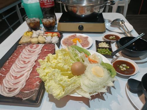 a table with different types of food on it at บ้านไร่ระเบียงฟ้า น้ำหนาว แคมป์ปิ้ง in Ban Phu Hi