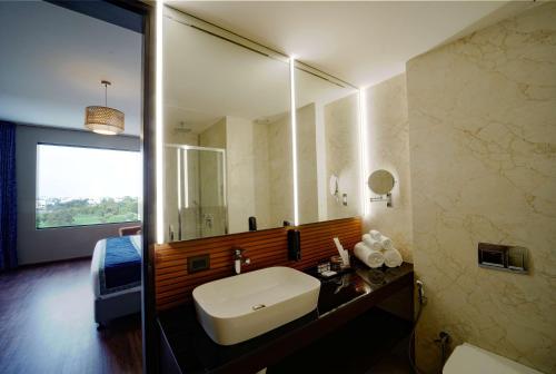 Bilik mandi di Essentia Luxury Hotel Indore