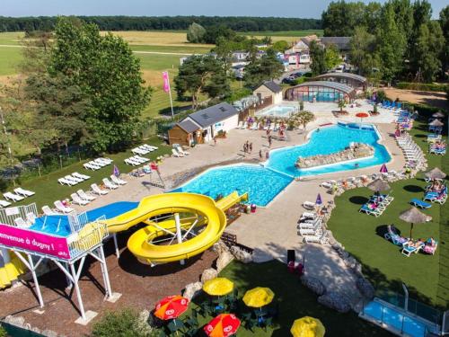 una vista aérea de un parque acuático con tobogán en Bungalow cosy à Onzain avec terrasse & piscine partagée, en Onzain