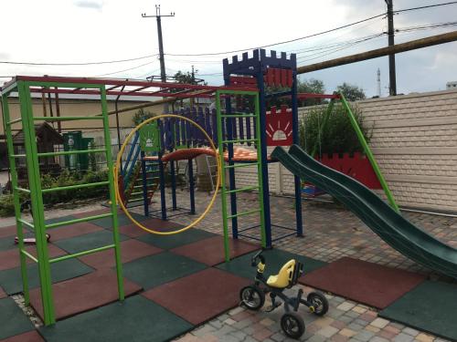 un parque infantil con tobogán en Apartments ZOLOTOY BEREG, en Zatoka