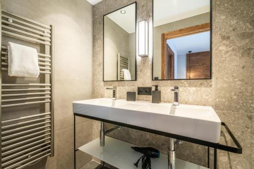 Apartment Ophite Méribel - by EMERALD STAY tesisinde bir banyo