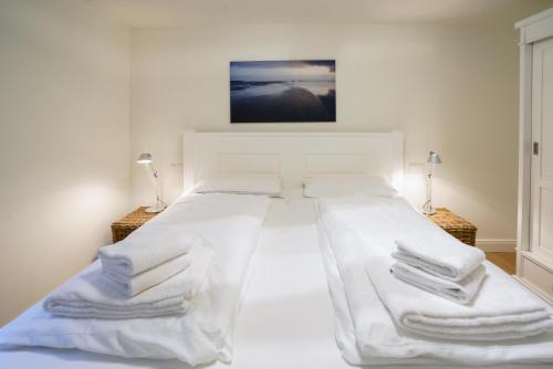 Tempat tidur dalam kamar di Strandhaus WHG NR 1 "Meer Strand Und Design in Wenningstedt"