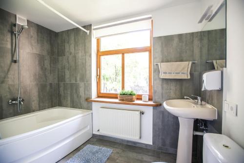 O baie la Apartment with a terrace and a hot tub