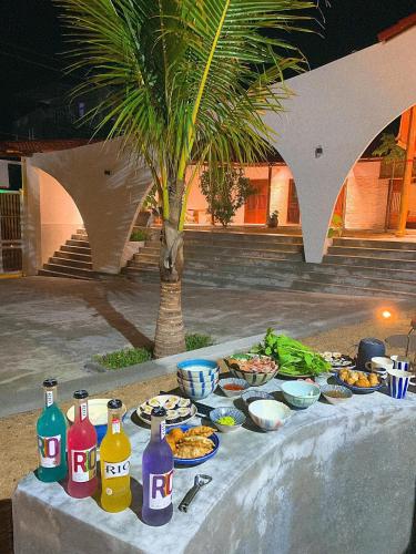 - une table avec de nombreux plats et boissons dans l'établissement Nhà mình homestay, à Mỹ Lại (1)