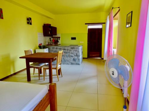 Posezení v ubytování Apartment with sea view near the beach and the village center!