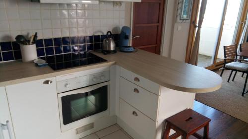 uma cozinha com uma bancada e um fogão forno superior em Comme dans un phare em Arcachon