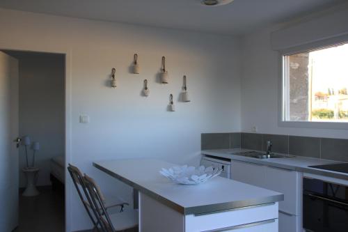 une cuisine blanche avec un comptoir et un évier dans l'établissement Mas de l Aire, à Corneilla-del-Vercol