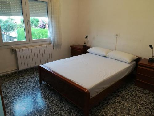 Katil atau katil-katil dalam bilik di Chalet a 90 m playa,wifi y piscina privada