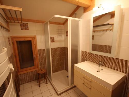 uma casa de banho com um chuveiro e um lavatório. em Chalet Hauteluce, 7 pièces, 12 personnes - FR-1-293-55 em Hauteluce