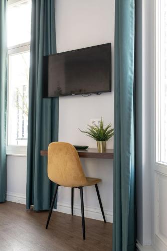 a chair sitting in front of a desk in a room at Alex Maastricht in Maastricht