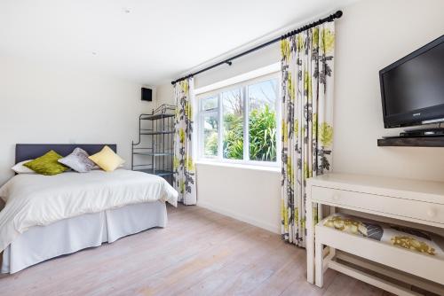 1 dormitorio con cama y ventana en Copse Gate Farm, en Bridport