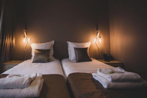 two beds sitting next to each other in a room at Floréal in Malmedy