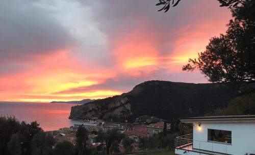 un tramonto sull'oceano con una montagna di Belvedere20guesthouse a Finale Ligure