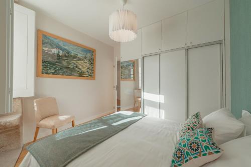- une chambre avec un lit et un lustre dans l'établissement River Eyes Apartments, à Porto