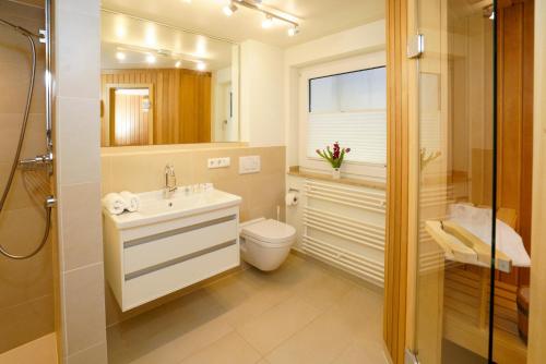 Phòng tắm tại Strandhaus 3 DHH "Meer Strand Und Design in Wenningstedt DHH für bis zu 5 Personen"