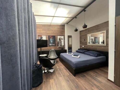 sypialnia z łóżkiem, biurkiem i telewizorem w obiekcie Stylové apartmánky we Frydku-Mistku