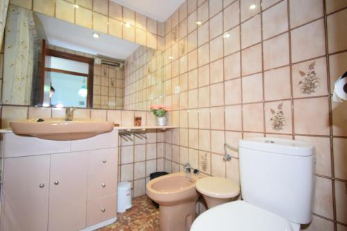 un baño con inodoro y lavabo en Mariscal I - Fincas Arena, en Benidorm