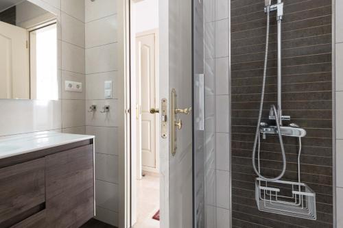 baño con ducha y puerta de cristal en 3 bedroom apartment with private rooftop terrace, en Nerja