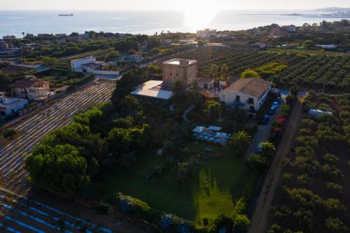 an aerial view of a house with a green yard at Hotel Foresteria Baglio Della Luna in San Leone