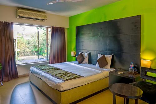Кровать или кровати в номере Citrus Hotel Lonavala
