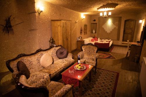 ウルギュップにある7 Oda Kapadokya Cave Hotelのリビングルーム(ソファ、テーブル付)