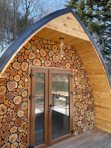 una casa iglú hecha de troncos en Glamping Jezero en Čačak