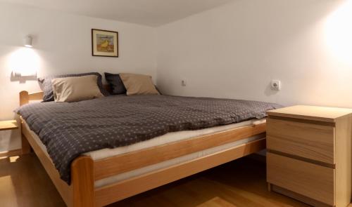 贝尔格莱德Central Ant Apartment的木架床和床头柜