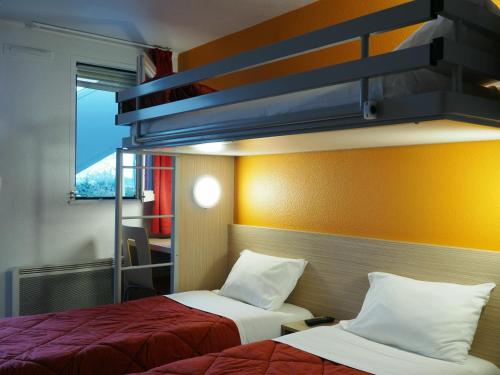 מיטה או מיטות בחדר ב-Premiere Classe Saumur
