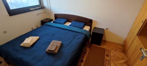เตียงในห้องที่ Down Town Skopje