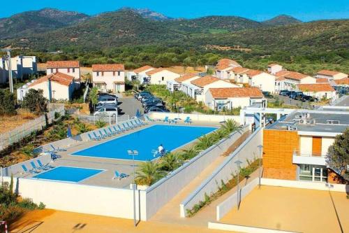 Vista ariale di una villa con piscina di Maison duplex 2 chambres, avec jardin, 800m plage a Belgodère