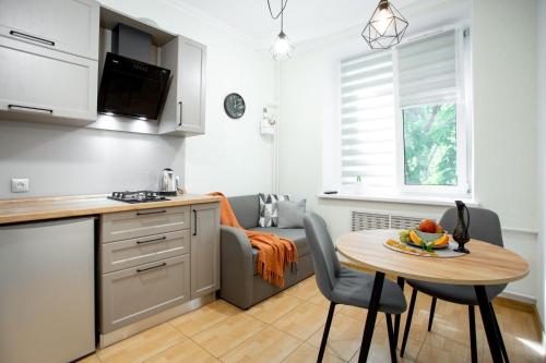 eine Küche mit einem Tisch und eine kleine Küche mit einem Esszimmer in der Unterkunft Квартира в центре на соборной apartment in sobornaya st in Mykolajiw