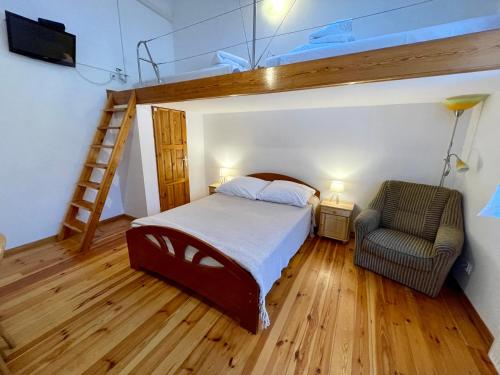 ein Schlafzimmer mit einem Bett, einer Leiter und einem Stuhl in der Unterkunft Jasionowy Gaj in Jasionowo