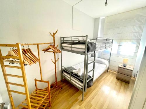 Tempat tidur susun dalam kamar di SeaHomes Vacations, FENALS BEACH&CHIC, pk, top apartment full equipped