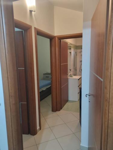 a room with a hallway with a bedroom and a bathroom at Casa vacanze appartamento Policoro ( Matera ) vicino al mare in Policoro