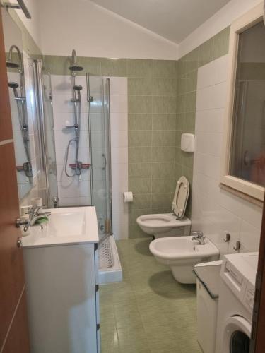 a bathroom with a shower and a toilet and a sink at Casa vacanze appartamento Policoro ( Matera ) vicino al mare in Policoro