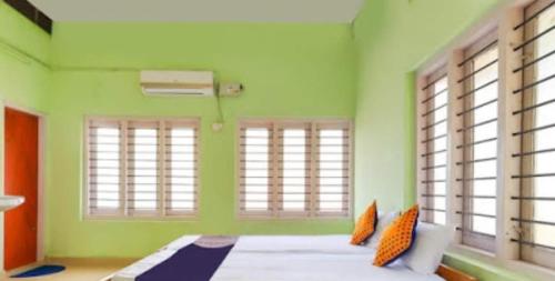 Katil atau katil-katil dalam bilik di Zaina Tourist Home