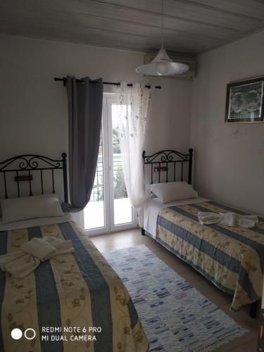 Ένα ή περισσότερα κρεβάτια σε δωμάτιο στο Villa Nikos