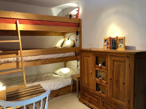 Ein Etagenbett oder Etagenbetten in einem Zimmer der Unterkunft Immeuble Les Aiglons