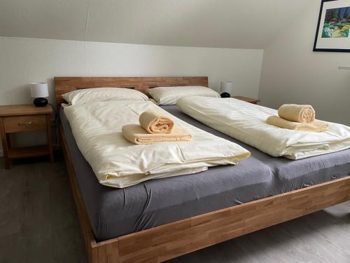 Dos camas en una habitación con toallas. en Ferienhaus Küstelnest, en Medebach