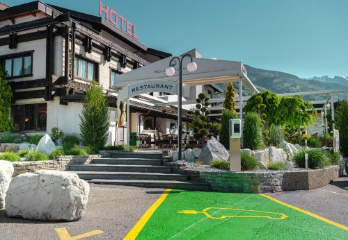 Nespecifikovaný výhled na hory nebo výhled na hory při pohledu z hotelu